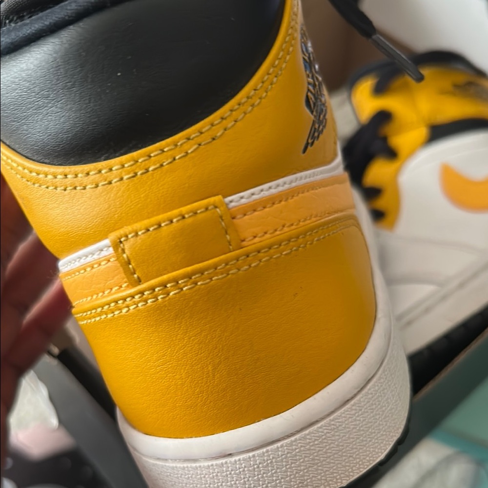 Air Jordan 1 Mid - White and Black - Picture 11 of 12